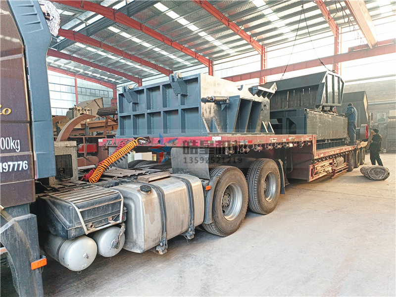 1800型<a href='http://m.6wv1p1t.cn' target='_blank'><span>鋁合金破碎機</span></a>設(shè)備裝車發(fā)貨