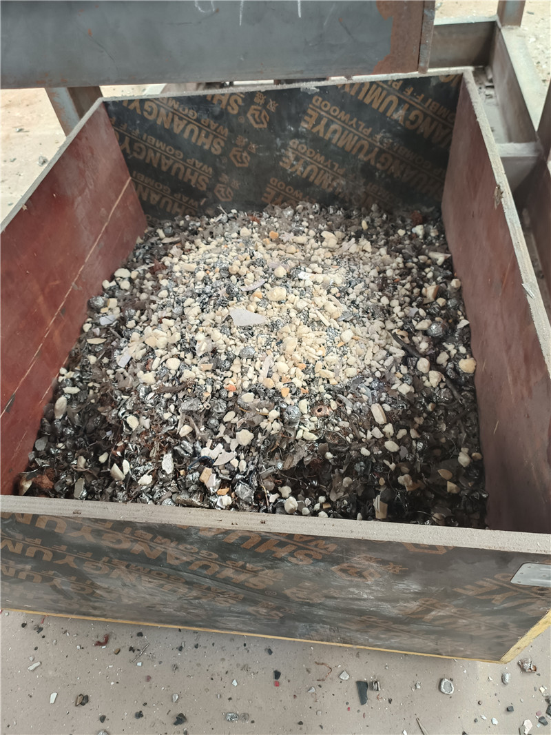 客戶廢舊小家電通過(guò)<a href='http://m.6wv1p1t.cn/psxl/1279.html' target='_blank'><span>廢鋁破碎</span></a>機(jī)破碎分選效果