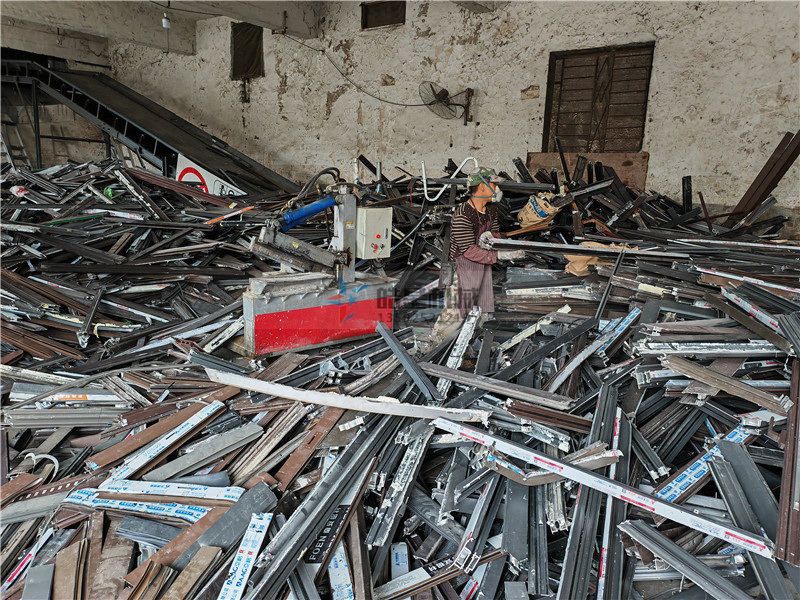 <a href='http://m.6wv1p1t.cn/psxl/1278.html' target='_blank'><span>斷橋鋁破碎</span></a>現(xiàn)場(chǎng)